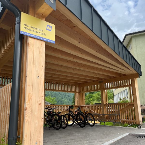 Der neugestaltete Platz vor der Hollensteiner Schule wurde neugestaltet.
