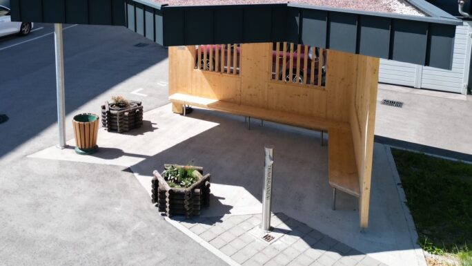 Der neugestaltete Platz vor der Hollensteiner Schule wurde neugestaltet.