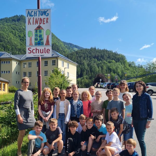 Der neugestaltete Platz vor der Hollensteiner Schule wurde neugestaltet.