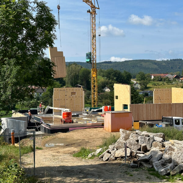 Mit dem Dorfzentrum St. Martin wurde ein innovativer Ortsmittelpunkt geschaffen, der Nahversorgung, soziale Treffpunkte und Freizeitangebote intelligent miteinander verbindet.