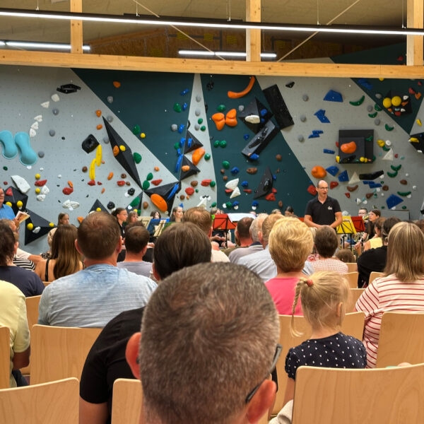 Mit dem Dorfzentrum St. Martin wurde ein innovativer Ortsmittelpunkt geschaffen, der Nahversorgung, soziale Treffpunkte und Freizeitangebote intelligent miteinander verbindet.
