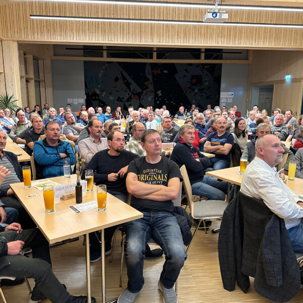 Mit dem Dorfzentrum St. Martin wurde ein innovativer Ortsmittelpunkt geschaffen, der Nahversorgung, soziale Treffpunkte und Freizeitangebote intelligent miteinander verbindet.