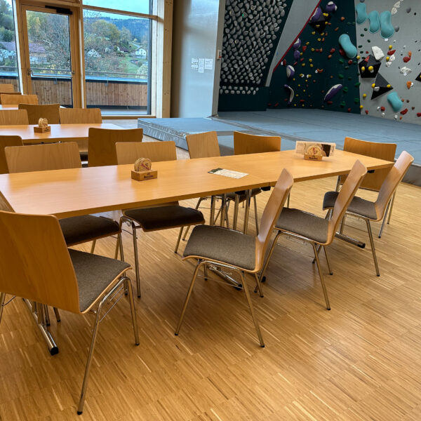 Mit dem Dorfzentrum St. Martin wurde ein innovativer Ortsmittelpunkt geschaffen, der Nahversorgung, soziale Treffpunkte und Freizeitangebote intelligent miteinander verbindet.