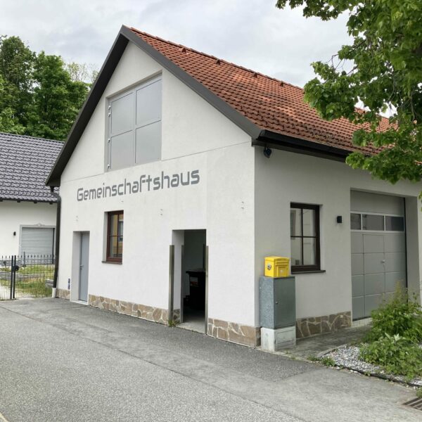 Im Zentrum der Dorferneuerung in Lichtenau stehen die Dorfhäuser – nicht nur architektonische Wahrzeichen, sondern auch pulsierende Treffpunkte, an denen Ideen wachsen, Tradition gepflegt und Zukunft gestaltet wird.