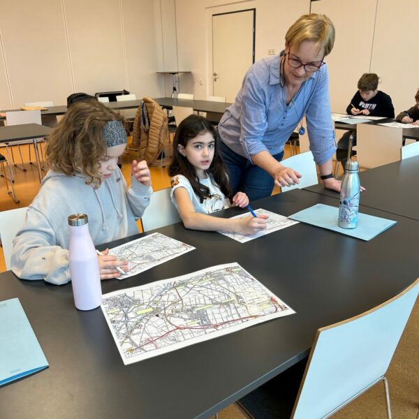 Im Zuge der Leitbilderstellung mit Dorfgesprächen für die Gemeinde Hennersdorf Ende des Jahres 2023 wurde die Idee geboren, solche „Gespräche“ auch mit Kindern abzuhalten, um deren Anliegen und Wünsche festzuhalten.