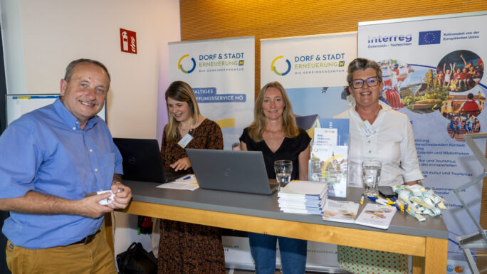 Maria Huemer, Regionalbüro Mostviertel, Edith Kendler, Kommunales Förderzentrum NÖ und Christine Schneider, Service Europa informierten die Besucherinnen und Besucher am Stammtisch Mostviertel über das Serviceangebot der Dorf- & Stadterneuerung.