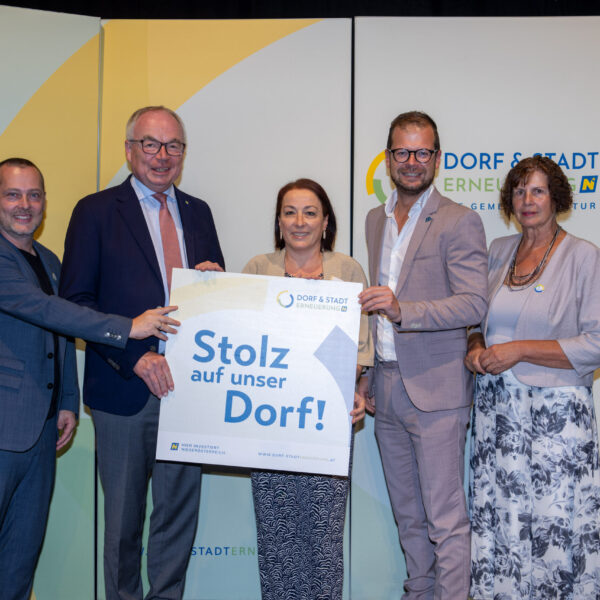 Dorferneuerungsvereine, die eine Förderzusage für ihr eingereichtes Projekt erhalten haben, überreichte LH-Stv. Stephan Pernkopf gemeinsam mit Landesobfrau Maria Forstner und GF Johannes Wischenbart die Stolz auf unser Dorf-Plakette.