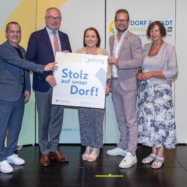 Dorferneuerungsvereine, die eine Förderzusage für ihr eingereichtes Projekt erhalten haben, überreichte LH-Stv. Stephan Pernkopf gemeinsam mit Landesobfrau Maria Forstner und GF Johannes Wischenbart die Stolz auf unser Dorf-Plakette.