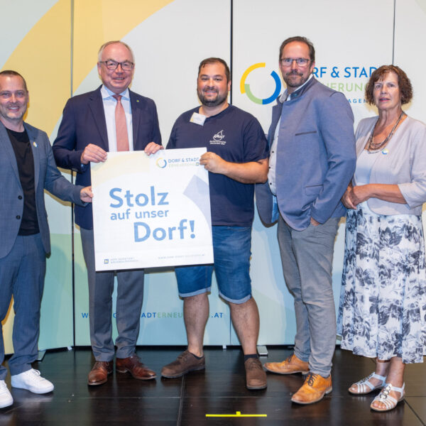 Dorferneuerungsvereine, die eine Förderzusage für ihr eingereichtes Projekt erhalten haben, überreichte LH-Stv. Stephan Pernkopf gemeinsam mit Landesobfrau Maria Forstner und GF Johannes Wischenbart die Stolz auf unser Dorf-Plakette.