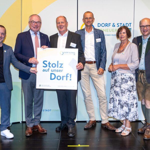 Dorferneuerungsvereine, die eine Förderzusage für ihr eingereichtes Projekt erhalten haben, überreichte LH-Stv. Stephan Pernkopf gemeinsam mit Landesobfrau Maria Forstner und GF Johannes Wischenbart die Stolz auf unser Dorf-Plakette.
