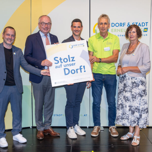 Dorferneuerungsvereine, die eine Förderzusage für ihr eingereichtes Projekt erhalten haben, überreichte LH-Stv. Stephan Pernkopf gemeinsam mit Landesobfrau Maria Forstner und GF Johannes Wischenbart die Stolz auf unser Dorf-Plakette.