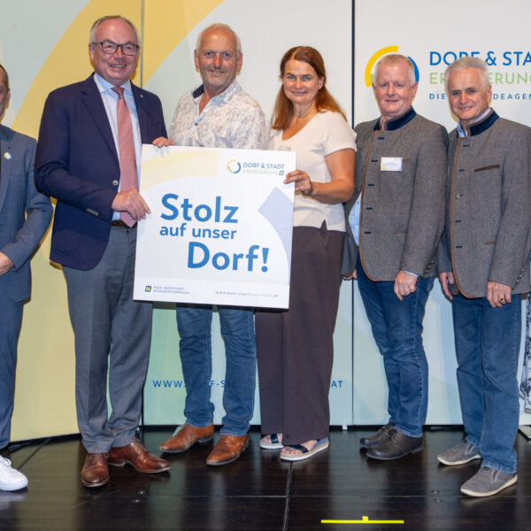 Dorferneuerungsvereine, die eine Förderzusage für ihr eingereichtes Projekt erhalten haben, überreichte LH-Stv. Stephan Pernkopf gemeinsam mit Landesobfrau Maria Forstner und GF Johannes Wischenbart die Stolz auf unser Dorf-Plakette.