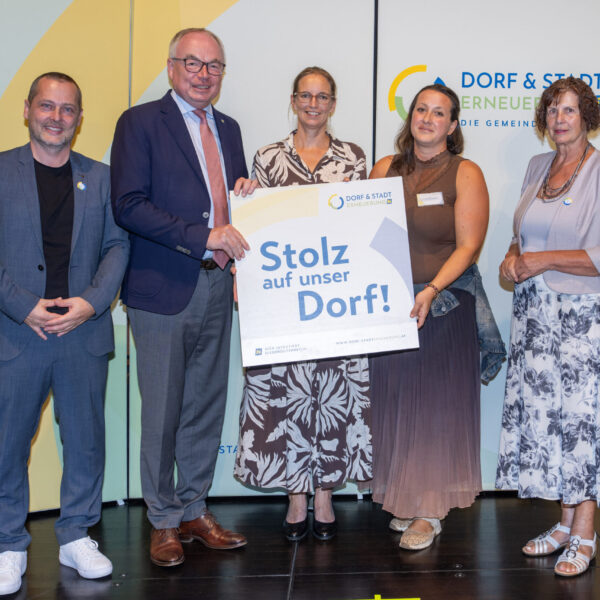 Dorferneuerungsvereine, die eine Förderzusage für ihr eingereichtes Projekt erhalten haben, überreichte LH-Stv. Stephan Pernkopf gemeinsam mit Landesobfrau Maria Forstner und GF Johannes Wischenbart die Stolz auf unser Dorf-Plakette.