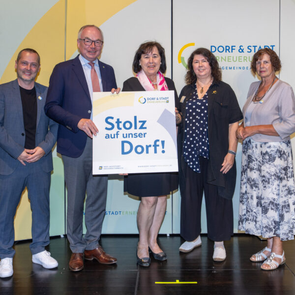 Dorferneuerungsvereine, die eine Förderzusage für ihr eingereichtes Projekt erhalten haben, überreichte LH-Stv. Stephan Pernkopf gemeinsam mit Landesobfrau Maria Forstner und GF Johannes Wischenbart die Stolz auf unser Dorf-Plakette.