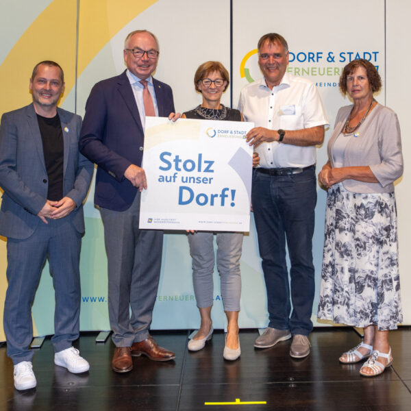 Dorferneuerungsvereine, die eine Förderzusage für ihr eingereichtes Projekt erhalten haben, überreichte LH-Stv. Stephan Pernkopf gemeinsam mit Landesobfrau Maria Forstner und GF Johannes Wischenbart die Stolz auf unser Dorf-Plakette.