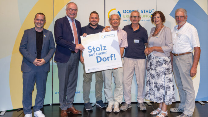 Dorferneuerungsvereine, die eine Förderzusage für ihr eingereichtes Projekt erhalten haben, überreichte LH-Stv. Stephan Pernkopf gemeinsam mit Landesobfrau Maria Forstner und GF Johannes Wischenbart die Stolz auf unser Dorf-Plakette.