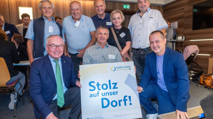 Groß war die Freude bei den Vertreterinnen und Vertretern der Gemeinden und Vereine, die von LH-Stv. Stephan Pernkopf die Plakette Stolz auf unser Dorf überreicht bekamen.