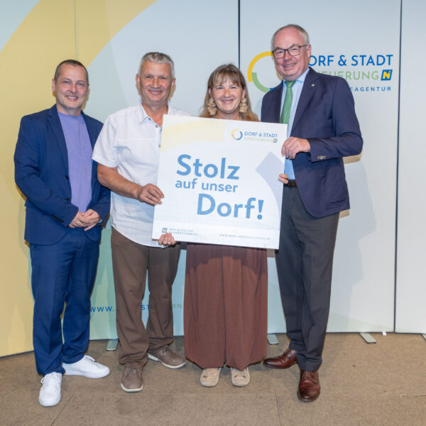 Groß war die Freude bei den Vertreterinnen und Vertretern der Gemeinden und Vereine, die von LH-Stv. Stephan Pernkopf die Plakette Stolz auf unser Dorf überreicht bekamen.