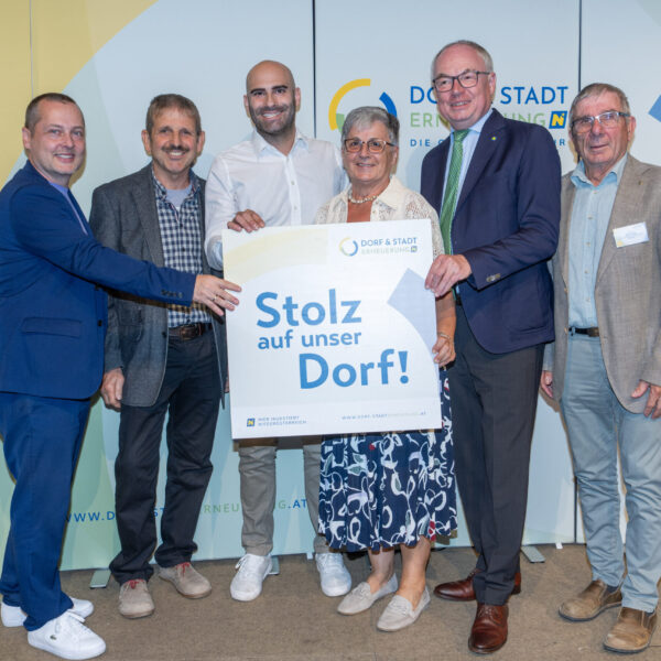 Groß war die Freude bei den Vertreterinnen und Vertretern der Gemeinden und Vereine, die von LH-Stv. Stephan Pernkopf die Plakette Stolz auf unser Dorf überreicht bekamen.