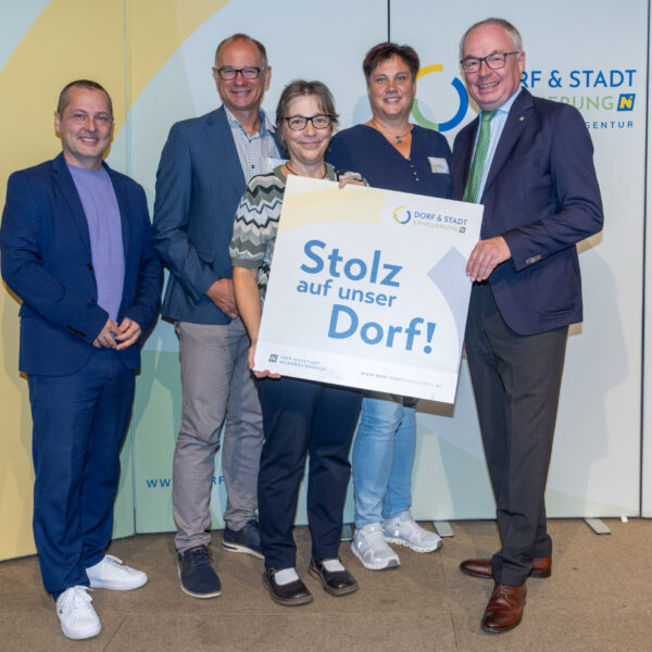Groß war die Freude bei den Vertreterinnen und Vertretern der Gemeinden und Vereine, die von LH-Stv. Stephan Pernkopf die Plakette Stolz auf unser Dorf überreicht bekamen.