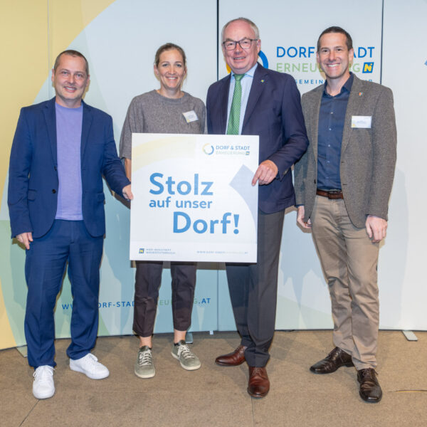Groß war die Freude bei den Vertreterinnen und Vertretern der Gemeinden und Vereine, die von LH-Stv. Stephan Pernkopf die Plakette Stolz auf unser Dorf überreicht bekamen.