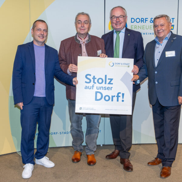 Groß war die Freude bei den Vertreterinnen und Vertretern der Gemeinden und Vereine, die von LH-Stv. Stephan Pernkopf die Plakette Stolz auf unser Dorf überreicht bekamen.