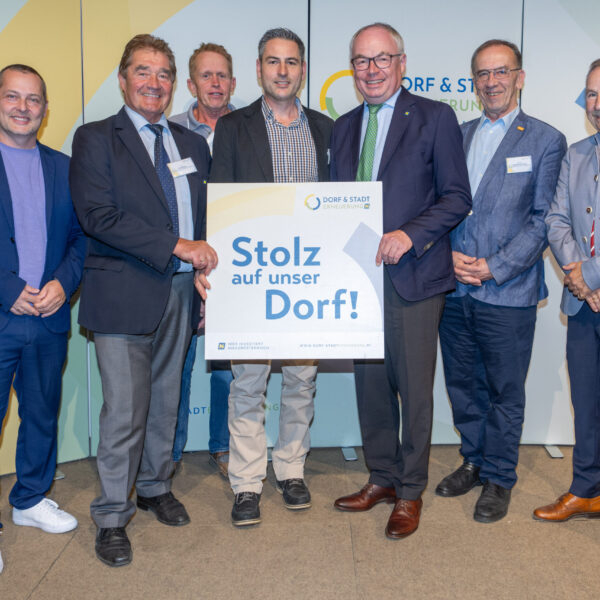 Groß war die Freude bei den Vertreterinnen und Vertretern der Gemeinden und Vereine, die von LH-Stv. Stephan Pernkopf die Plakette Stolz auf unser Dorf überreicht bekamen.
