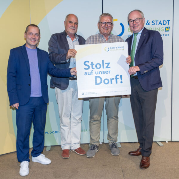 Groß war die Freude bei den Vertreterinnen und Vertretern der Gemeinden und Vereine, die von LH-Stv. Stephan Pernkopf die Plakette Stolz auf unser Dorf überreicht bekamen.