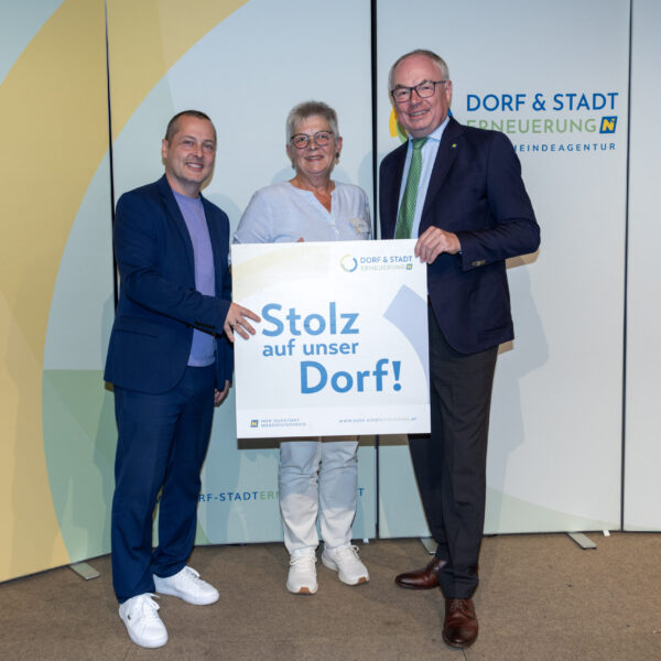 Groß war die Freude bei den Vertreterinnen und Vertretern der Gemeinden und Vereine, die von LH-Stv. Stephan Pernkopf die Plakette Stolz auf unser Dorf überreicht bekamen.
