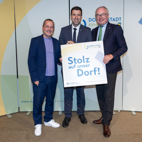 Groß war die Freude bei den Vertreterinnen und Vertretern der Gemeinden und Vereine, die von LH-Stv. Stephan Pernkopf die Plakette Stolz auf unser Dorf überreicht bekamen.