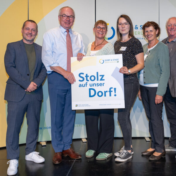 Plakettenübergabe in Vertreterinnen und Vertreter der Vereine und Gemeinde im Waldviertel, die im Rahmen der Förderaktion Stolz auf unser Dorf 2026 eine Förderzusage erhalten haben.