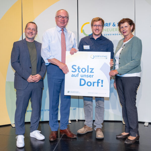 Plakettenübergabe in Vertreterinnen und Vertreter der Vereine und Gemeinde im Waldviertel, die im Rahmen der Förderaktion Stolz auf unser Dorf 2026 eine Förderzusage erhalten haben.