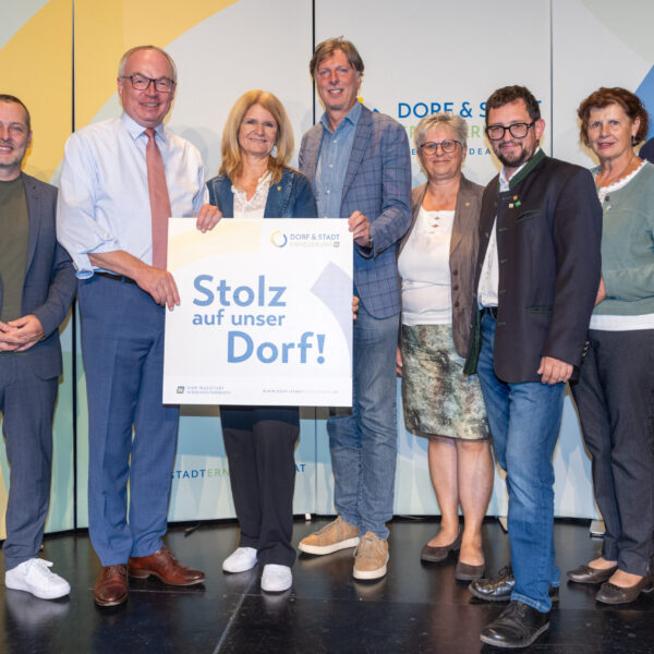 Plakettenübergabe in Vertreterinnen und Vertreter der Vereine und Gemeinde im Waldviertel, die im Rahmen der Förderaktion Stolz auf unser Dorf 2026 eine Förderzusage erhalten haben.