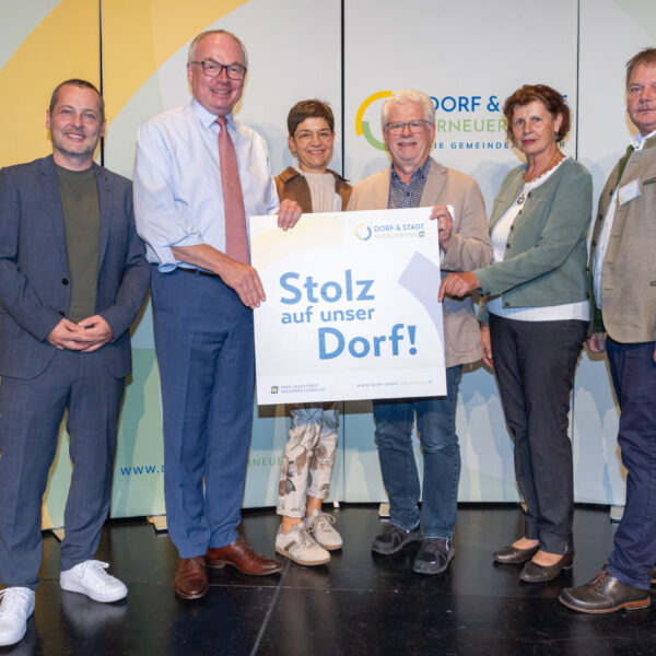 Plakettenübergabe in Vertreterinnen und Vertreter der Vereine und Gemeinde im Waldviertel, die im Rahmen der Förderaktion Stolz auf unser Dorf 2026 eine Förderzusage erhalten haben.