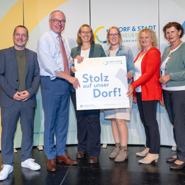 Plakettenübergabe in Vertreterinnen und Vertreter der Vereine und Gemeinde im Waldviertel, die im Rahmen der Förderaktion Stolz auf unser Dorf 2026 eine Förderzusage erhalten haben.