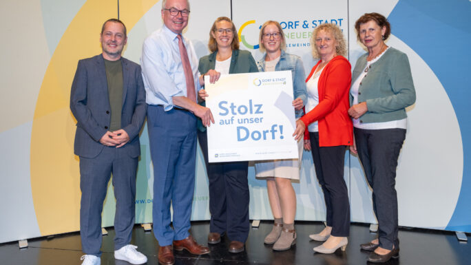 Plakettenübergabe in Vertreterinnen und Vertreter der Vereine und Gemeinde im Waldviertel, die im Rahmen der Förderaktion Stolz auf unser Dorf 2026 eine Förderzusage erhalten haben.