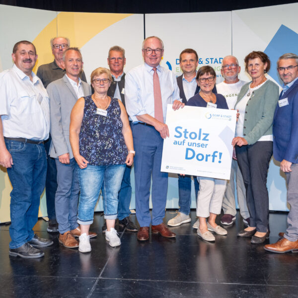 Plakettenübergabe in Vertreterinnen und Vertreter der Vereine und Gemeinde im Waldviertel, die im Rahmen der Förderaktion Stolz auf unser Dorf 2026 eine Förderzusage erhalten haben.