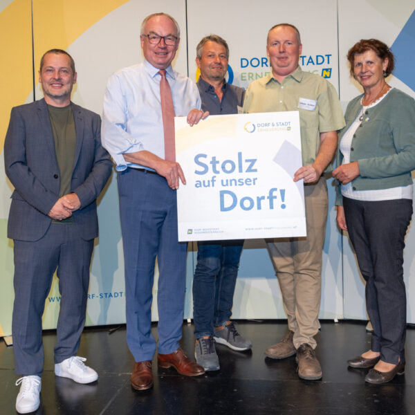 Plakettenübergabe in Vertreterinnen und Vertreter der Vereine und Gemeinde im Waldviertel, die im Rahmen der Förderaktion Stolz auf unser Dorf 2026 eine Förderzusage erhalten haben.