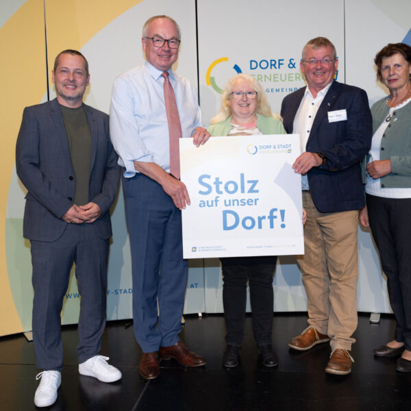 Plakettenübergabe in Vertreterinnen und Vertreter der Vereine und Gemeinde im Waldviertel, die im Rahmen der Förderaktion Stolz auf unser Dorf 2026 eine Förderzusage erhalten haben.