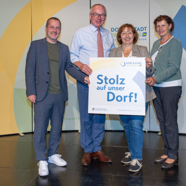 Plakettenübergabe in Vertreterinnen und Vertreter der Vereine und Gemeinde im Waldviertel, die im Rahmen der Förderaktion Stolz auf unser Dorf 2026 eine Förderzusage erhalten haben.