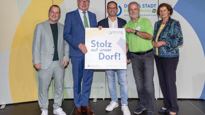 Stolz auf ihr Dorf zeigen all jene Vereine, die im Rahmen der Förderintiative ein Projekt umsetzen. GF Johannes Wischenbart, LH-Stv. Stephan Pernkopf und Landesobfrau Maria Forstner überreichten die Plaketten.