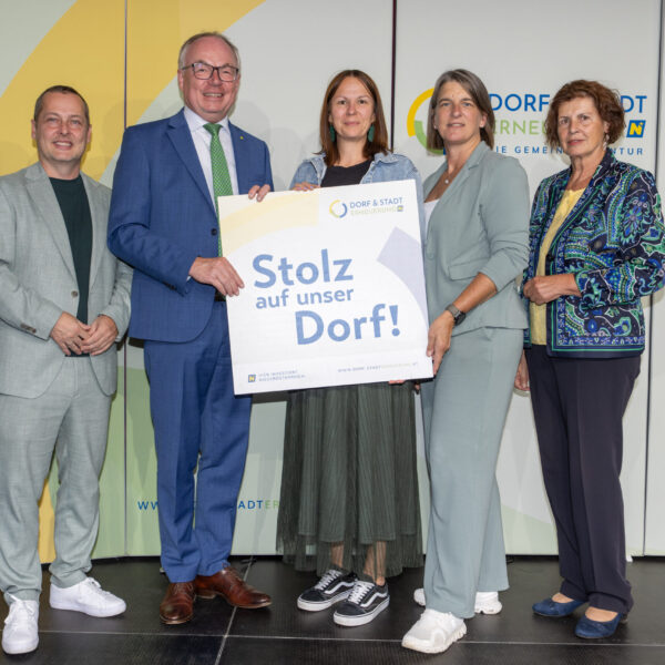Stolz auf ihr Dorf zeigen all jene Vereine, die im Rahmen der Förderintiative ein Projekt umsetzen. GF Johannes Wischenbart, LH-Stv. Stephan Pernkopf und Landesobfrau Maria Forstner überreichten die Plaketten.