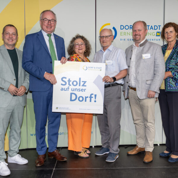 Stolz auf ihr Dorf zeigen all jene Vereine, die im Rahmen der Förderintiative ein Projekt umsetzen. GF Johannes Wischenbart, LH-Stv. Stephan Pernkopf und Landesobfrau Maria Forstner überreichten die Plaketten.