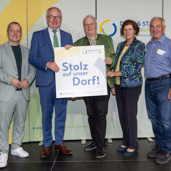 Stolz auf ihr Dorf zeigen all jene Vereine, die im Rahmen der Förderintiative ein Projekt umsetzen. GF Johannes Wischenbart, LH-Stv. Stephan Pernkopf und Landesobfrau Maria Forstner überreichten die Plaketten.