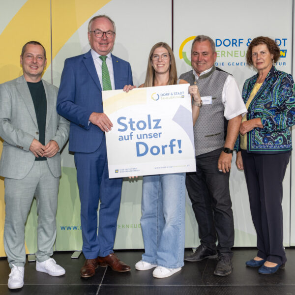 Stolz auf ihr Dorf zeigen all jene Vereine, die im Rahmen der Förderintiative ein Projekt umsetzen. GF Johannes Wischenbart, LH-Stv. Stephan Pernkopf und Landesobfrau Maria Forstner überreichten die Plaketten.