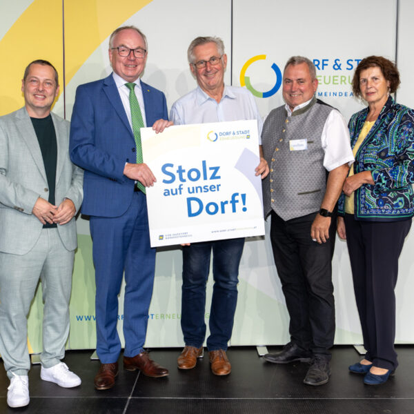 Stolz auf ihr Dorf zeigen all jene Vereine, die im Rahmen der Förderintiative ein Projekt umsetzen. GF Johannes Wischenbart, LH-Stv. Stephan Pernkopf und Landesobfrau Maria Forstner überreichten die Plaketten.