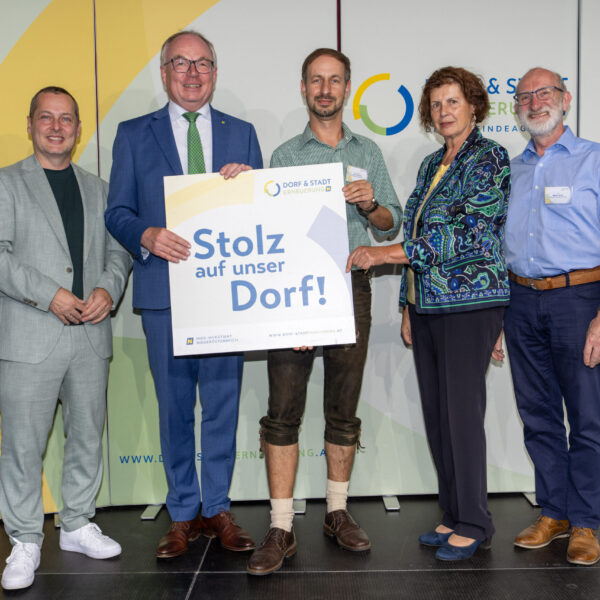 Stolz auf ihr Dorf zeigen all jene Vereine, die im Rahmen der Förderintiative ein Projekt umsetzen. GF Johannes Wischenbart, LH-Stv. Stephan Pernkopf und Landesobfrau Maria Forstner überreichten die Plaketten.
