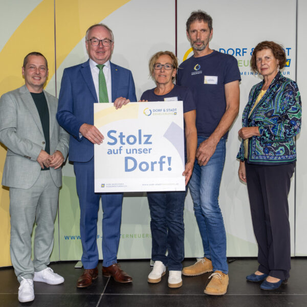 Stolz auf ihr Dorf zeigen all jene Vereine, die im Rahmen der Förderintiative ein Projekt umsetzen. GF Johannes Wischenbart, LH-Stv. Stephan Pernkopf und Landesobfrau Maria Forstner überreichten die Plaketten.