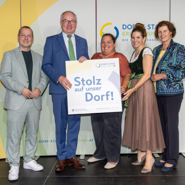 Stolz auf ihr Dorf zeigen all jene Vereine, die im Rahmen der Förderintiative ein Projekt umsetzen. GF Johannes Wischenbart, LH-Stv. Stephan Pernkopf und Landesobfrau Maria Forstner überreichten die Plaketten.