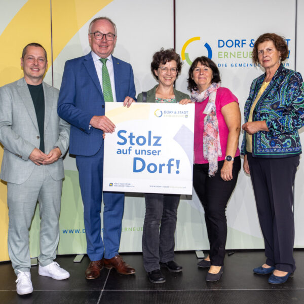 Stolz auf ihr Dorf zeigen all jene Vereine, die im Rahmen der Förderintiative ein Projekt umsetzen. GF Johannes Wischenbart, LH-Stv. Stephan Pernkopf und Landesobfrau Maria Forstner überreichten die Plaketten.